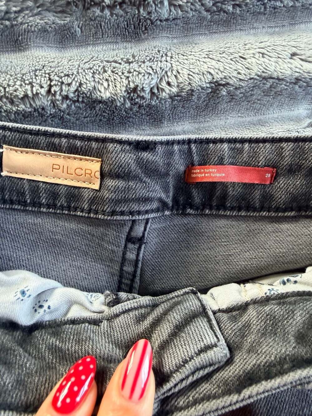 Pilcro The Vintage Straight Ripped Distressed Raw Hem Jeans 90s Grunge Indie - Picture 3 of 8